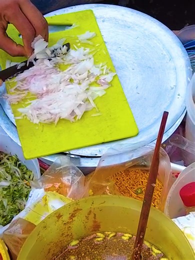 Onion Cutting Skills Bangla | The correct method to cut onions quickly In this video you will learn Onion Cutting Skills and Professional Knife Techniques that can be used to cut onions very quickly and safely. This video is very useful for you if you want to become a Home Cook or Chef, starting from Beginner. 🔪 This video includes: Onion cutting basic techniques Fast onion chopping method Knife handling tips Tear-free onion cutting tricks 👉 If you like the video, don't forget to Like, Comment