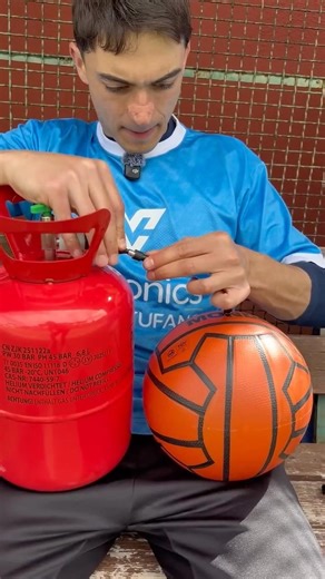 ⚽️INFLATING the SUPER SANTOS inflated WITH HELIUM?😱 #football #michelerapolla