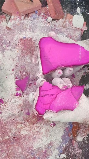 Hot pink and peach jumbo chunks #vibrantcolors #dyedgymchalk #oddlysatisfying #crunchycrumbles