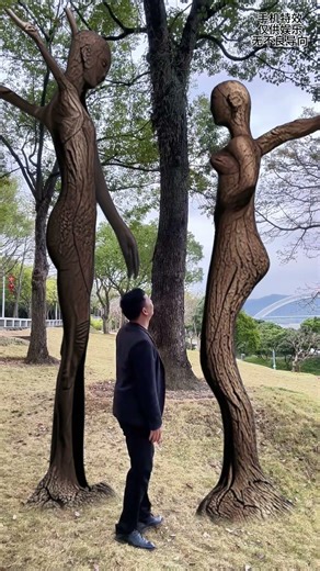 The tree is in love#Wonderful tree#Love tree#All things have souls