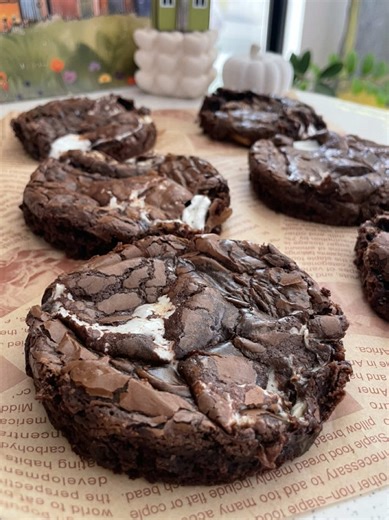 🍪 S’mores Brownie Cookies Ingredients * 170g dark chocolate * 56g unsalted butter * 100g brown sugar * 70g white sugar * 2 eggs (room temperature) * 1 tsp vanilla * 55g all-purpose flour * 25g cocoa powder * 1/2 tsp salt Filling * Marshmallows * Graham crackers Instructions Preheat oven to 175°C (350°F). Melt dark chocolate and butter together until smooth. In another bowl, whisk eggs, brown sugar, and vanilla for about 3–4 minutes until pale, glossy, and thick.(This step gives the cookies the 