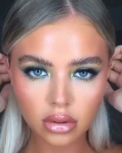 Hello Friday💗 . Wow... How incredible does our Flawless Cosmetic babe @makeupbyholly___ look in this video🤩 The most perfect lips💖💉 . For all enquiries & to book your treatments at our Flawless Cosmetic clinics please message us on 07496234727 👄 | Flawless Cosmetic