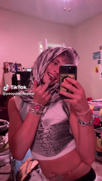 poopoopowpow (@poopoopowpow)’s videos with original sound - kimkeditsxx