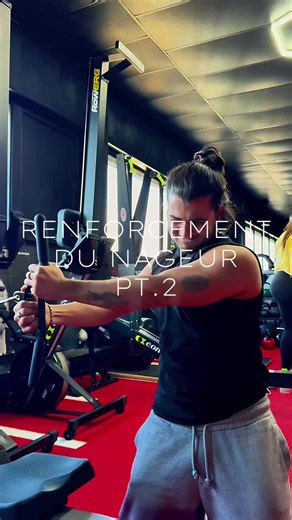 RENFORCEMENT DU NAGEUR (Pt.2) ✅ 3 EXERCICES GRAND DORSAL MUSCLE-UP 👉 Sollicite le grand dorsal, les épaules, les bras et le gainage ➡️ Transfert direct pour la phase de traction en natation 👇 EXÉCUTION👇 Traction explosive poitrine à la barre Transition rapide au-dessus de la barre Poussée en dips bras tendus S’aider d’un élastique au début 🔹 Points clés 🔹 - Traction engagée avec les dorsaux (pas seulement les bras) - Gainage serré pour éviter le balancement - Contrôle du mouvement, ne pas t