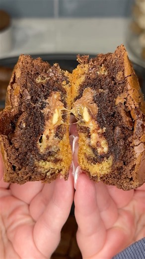 viral snickers stuffed chocolate chip brookies recipe 🍪🍫 #recipe #baking #dessert #shorts #food