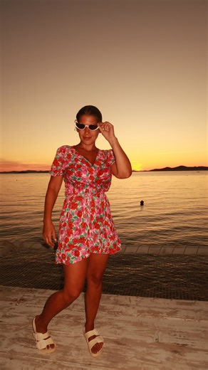 NEVENA DEBELICA on Instagram: "Nema poklona koji može da parira zagrljaju. Srećan rodjendan najboljoj osobi na planeti, još boljoj tetki, volimo te najviše❤️ Svi smo bili bolesni, ona takodje, pa smo rekli da ćemo proslaviti kad ozdravimo, nije nam se nije nadalaaa🥹 Kako joj je rodjendan uvek bio dva dana posle Slave, umesto torte bili su slavski kolači, ali ja sam tu tradiciju prekinula jer rodjendanska torta je rodjendanska torta i neće se propuštati🎂"