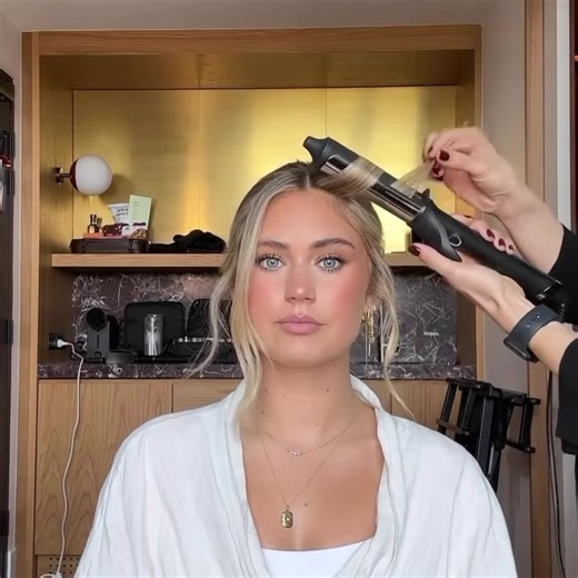 Here’s an easy-to-follow tutorial on how to curl your face-framing section by professional stylist Chantelle Maree 🤍 Would you try this yourself? | ghd