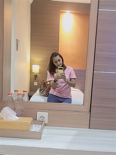 Dilarang keras skip video ini kalau kamu lagi cari hotel di Ende! Kenapa? Karena ada LCR Hotel Ende-Flores yang bersih, nyaman, dan ramah kantong banget! Lokasinya strategis banget, deket bandara, dan ada layanan antar-jemput gratis lagi! Pelayanannya ramah, fasilitasnya memadai, dan kamarnya bersih plus luas. Pagi-pagi udah disiapin sarapan enak yang menunya menyesuaikan, jadi gak bakal bosen. Dijamin bikin betah dan nyaman banget deh selama di Ende. Cocok buat kamu yang pengen istirahat tenang