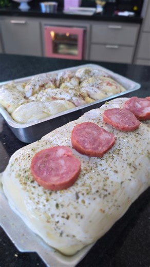 Ka Sandra on Instagram: "🔥 PÃO SALGADO SUPER FOFINHO – impossível comer só um! 🧀🌭 Macio, recheado e perfeito pro lanche ou café da tarde da família toda! ✨ Ingredientes da Massa 1 colher de sopa de fermento seco 💧 250ml de água morna (na temperatura ideal pra ativar o fermento) 🛢️ 70ml de óleo (garante maciez e fofura) 🥚 1 ovo inteiro 🍬 3 colheres de açúcar 🧂 1 colherzinha de café de sal 🌾 600g de farinha de trigo, adicionando aos poucos até a massa ficar lisa (pode usar um pouco mais o
