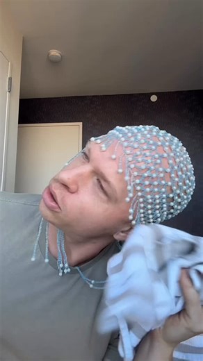 Ben Russell-Lynch on Instagram: "HAIR TUTORIAL FOR YOU BESTIES! 🤷‍♀️🥹❤️ #hair #hairstyles #funny #comedy #viral #benrl #brl #reels #funnyreels #reelsinstagram #tiktok #instafunny #bald #hairgoals #friends #silly"