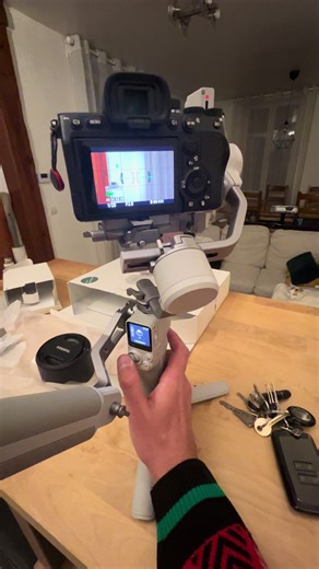 🎥 Chez Suprahead Studio, on a testé, validé et adopté ce bijou de stabilisateur. Compact, léger, mais ultra solide : parfait pour nos tournages terrain, quand il faut bouger vite et filmer propre 🔥 ✅ Idéal pour les setups hybrides ✅ Autonomie longue durée ✅ Qualité pro dans un format mini ✅ Monté/démonté en un clin d’œil C’est notre nouveau compagnon pour les événements, clips, interviews ou tournages où la réactivité est clé. 📸 Que ce soit à la main ou monté sur un rig, il ne nous lâche jama