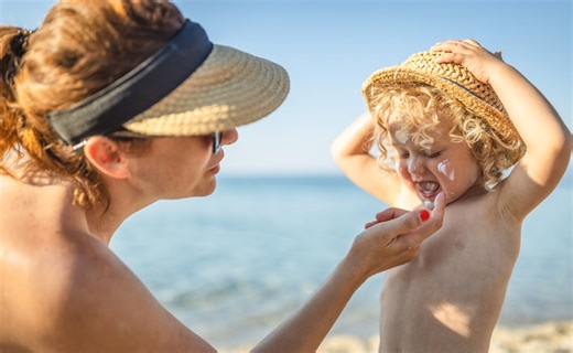 Voici les 7 meilleures crèmes solaires pour enfants notées 100/100 sur Yuka
