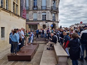 [En direct] Baionan Kantuz effectue sa rentrée, ce matin, sur le parvis du Musée Basque et de l'histoire de Bayonne - Baionako Euskal Museoa. #BayonneMaVille | Ville de Bayonne
