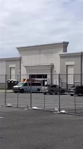 The former Macy’s Furniture Gallery in New Springville will soon be replaced by another specialty home goods retailer. According to signage posted near the shuttered store, Floor & Décor — which offers an in-stock selection of tile, wood, stone and other flooring accessories — is preparing to open in the freestanding space. Read more here: https://l.silive.com/gapfrj | Staten Island Advance