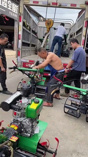 Four - wheel drive, equipped with a 6HP 334cc diesel engine