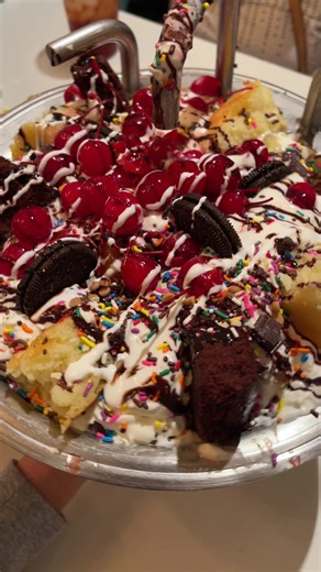 When you want dessert at Walt Disney World…you go to Beaches & Cream for the Kitchen Sink 🍦 🍨 | Doctor Disney