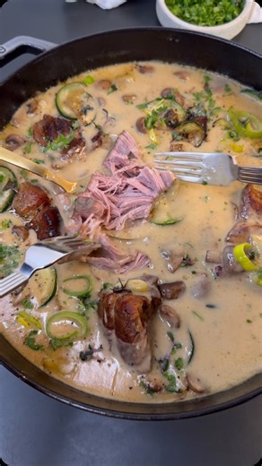 Dianna Tækker Stemann Brinch on Instagram: "Braiseret nakkefilet i ovn🥘🔥 En af mine yndlingsretter med nakkefilet🫠 Efter 4 timer i ovnen er kødet smør mørt og lækkert. Inden servering røres fonden med fløde, og tilsættes stegte svampe, squash og porre🥒🌿 Det er perfekt hygge mad til familie og gæster - og det er så vanvittig nemt at lave🤗 Opskriften er ny, og du finder den via linket på profilen💫 #nakkefilet #simremad #gryderet #simregryde #hyggemad #gæstemad"