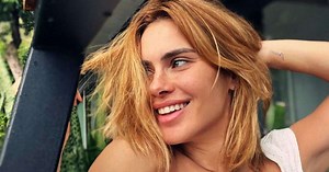 Aos 44 anos, Carolina Dieckmann posa de biquíni e ostenta beleza natural em fotos sem filtro