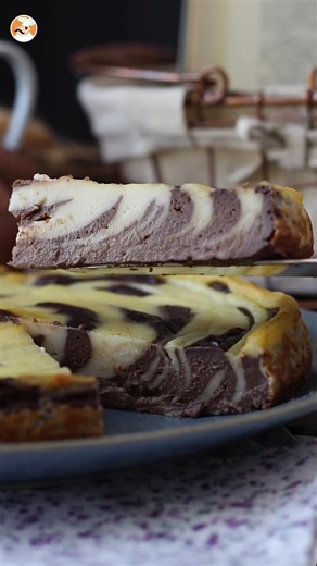 Envie d’un dessert aussi joli que gourmand sans y passer des heures ? Ce flan marbré sans pâte sera le dessert parfait 😊 🍽️ Ingrédients (pour 6 parts) 1 L de lait entier 1 gousse de vanille 3 œufs 120 g de sucre blanc 90 g de maïzena 100 g de chocolat noir pâtissier 🧑‍🍳 Préparation Verser le lait dans une casserole sur feu moyen. Ajouter la gousse de vanille fendue. En attendant l’ébullition : mélanger les œufs, le sucre et la maïzena dans un grand bol (tu peux ajouter la Maïzena en plusieur