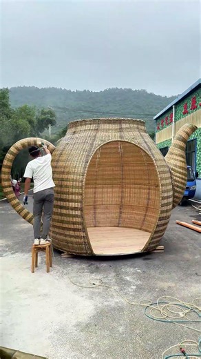 走進這個巨型竹編茶壺 – 藏在村莊裡的愜意歇腳處！🫖🎋(Step INSIDE This Giant Bamboo Teapot – A Cozy Village Retreat! 🫖🎋)
