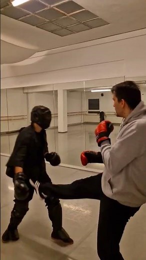 Groin FRONT KICK - BACKFIST - Bruce Lee's Martial Art Jeet Kune Do