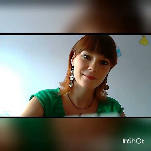 MagdalenaMariaMonika (Madzik89) układa kostke rubika.