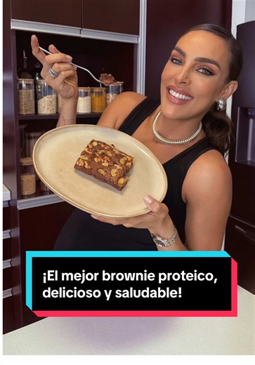 Brownies proteicos, saludables y facilísimos 🍫✨ Sé que a todas nos dan antojitos (más de lo normal 😅), así que les comparto esta receta que hacemos en casa para quitarnos las ganas… pero de una forma más consciente y nutritiva 🤍 Ingredientes: \t•\t1 ½ taza de avena \t•\t1 scoop de proteína en polvo \t•\t1 scoop de cacao en polvo \t•\t2 cucharadas de aceite de coco \t•\t3 huevos \t•\t1 pizca de sal \t•\tCanela al gusto \t•\t1 cucharadita de polvo para hornear \t•\t2 plátanos maduros (plátanos 