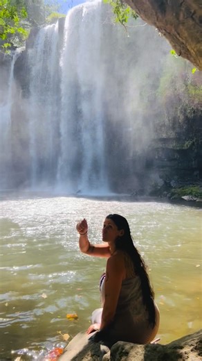 Melinda | Trauma-sensible Ritualleiterin für Transformation on Instagram: "Reziprozität ist mir sehr wichtig. Wenn ich an einem Wasserfall oder an einem besonderen Ort in der Natur bin, fühle ich so viel Dankbarkeit, dass ich etwas zurückgeben und den Platz ehren möchte. Ich halte Lavendelblüten in die sieben Richtungen. Dies ist eine überlieferte Praxis, die ich auf meinem schamanischen Weg lernen durfte. Blüten und Kristalle als Geschenk für die Gewässer. Tabak, Kräuter, Samen für das Feuer od