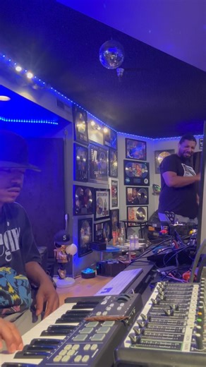 MYGUYMARS | THE LEGENDARY MUSICIAN & SUPER PRODUCER on Instagram: "Beats 4 Breakfast 👨🏽‍🍳🚀 • Topic of the day - (Sampling) 😎 • Lazy sampling just loops history.. Reimagining resurrects it. One honors the record.. the other recycles it. Let’s talk intent and impact. Are you evolving the sound or just stealing? 👀 Name a track that reimagined a sample beautifully vs. one that felt like a cut-and-paste job. (Mine are 👇🏽) “Show me what you got” - 🔥 (Jay-Z) {Just Blaze & 1500orNothin} • “Ligh