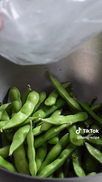 本当においしい枝豆の茹で方知ってる？✨ほんの一手間で最高においしくなるからぜひ試してみてね💚 #枝豆#枝豆レシピ#おつまみ#おつまみレシピ#居酒屋レシピ#おうち居酒屋#野菜#夏野菜#夏野菜レシピ#野菜レシピ#旬野菜#野菜のおかず#副菜#絶品レシピ