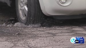Signs to look out for if your tire is damaged by a pothole