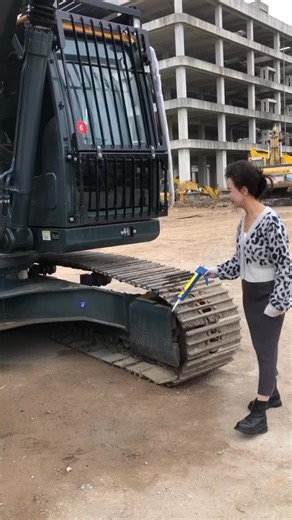 The Hyundai 220 excavator, as a "universal powerhouse" for medium-sized construction projects, boasts three core advantages: robust performance, intelligent operation, and low consumption and durability. It precisely fits various scenarios such as infrastructure construction, mining operations, and municipal renovations, and has become the preferred model for engineers!#excavator | Shanghai hehuang engineering machinery co., ltd | Facebook