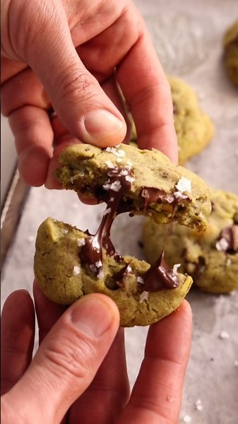 Pistachio Chocolate Chip Cookies
