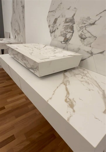 IMARVI DESIGN® — Linea Atelier Lavabi Questo non è un prodotto da catalogo. È design che nasce in atelier. Ogni lavabo viene pensato, proporzionato e realizzato in modo sartoriale per entrare in progetti dove il dettaglio fa la differenza vera. Designer, studi di progettazione e rivendite cercano sempre qualcosa che non sembri già visto. Qui il design non si sceglie. Si costruisce. Forme pulite, presenza architettonica, identità forte. Una linea pensata per chi decide davvero cosa entra nel merc