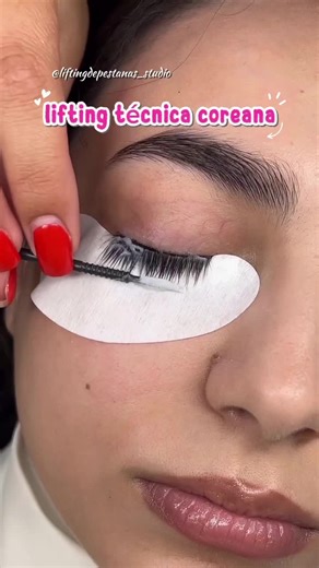 Paso 1 del Lifting Coreano: Mejora y Cuida tus Pestañas