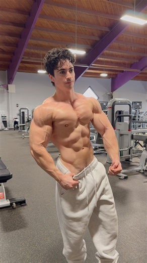 Social media vs real life #gym #bodytransformation #fitness