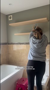 THE CHRISTMAS DEEP CLEAN - PART 5: The Bathroom ✨ Here’s everything you need to know… - I emptied the room of all of its contents it’s so much easier to clean on a blank canvas. - I dusted around the ceiling with a High Duster I got this from TikTok Shop. - I cleaned the blinds with a Minky Glove and Zoflora Multipurpose Wipes. - I washed the windows, in an empty spray bottle I added washing up liquid, half white vinegar and half water and I used a Beldray Window Vac. - I cleaned the window sill