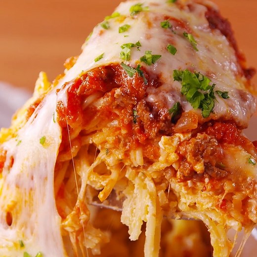 Cheese lovers, this Million Dollar Spaghetti will make your life rich. Full recipe: http://dlsh.it/obsaQuJ | Delish
