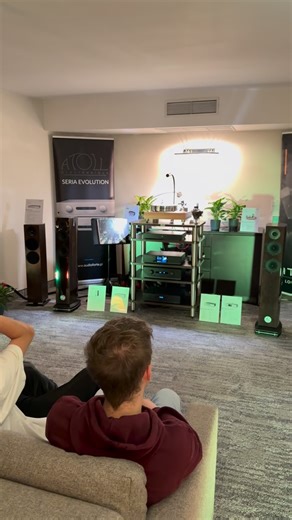 Écoute calme (et d’excellente maîtrise) de l’ampli intégré IN400 et streamer ST300 d’ @atollelectronique sur des enceintes @atohm_speakers GT2 au @avshow. Voyons les choix musicaux aujourd’hui au @parisavshow Calm listening (and excellent control) from the IN400 integrated amplifier and ST300 streamer from @atollelectronique on @atohm_speakers GT2 speakers at @avshow. Let’s take a look at today’s music selections at @parisavshow. | VUmètre