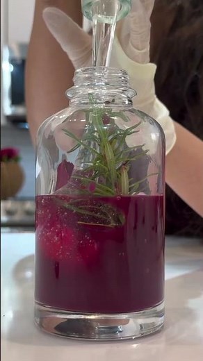 This natural shampoo with fresh rose leaves 🌸 rosemary helps nourish the scalp and add shine.