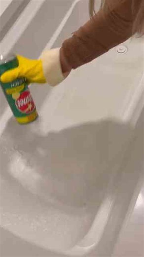 Bathtub Cleaning Hacks That Really Work