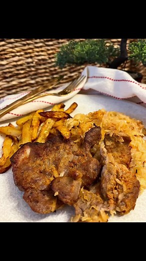 Savanyú káposzta ágyon sült sörben pácolt tarja, airfryeres fűszeres krumplival 400 g tarját bepácolunk és hűtőbe tesszük pár órára. Pác: só, bors, pirospaprika, kömény, fokhagymakrém, 1 ek mustár, kb 100 ml sör. 1 hagymát megdinsztelünk, rádobunk 800 g savanyú káposztát párolódni - előtte átmostam - köménnyel ízesítettem. Összeállítás a videóban, sütési idő 190 fokon 45 perc, sütőpapír nélkül további 10 perc. Ribs marinated in beer on a bed of sauerkraut, airfryered with spicy potatoes Marinate