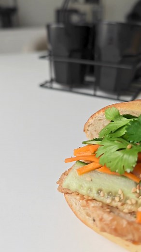 BANH MI POULET 🥢⬇️ THE sandwich de la street food Vietnamienne à manger sur le pouce : un sandwich fusionnant la baguette de pain à la française et une garniture typiquement vietnamienne ! Voici ma version avec de délicieuses lamelles de poulet bien marinées et parfumées à la sauce Hoisin, dit la sauce Barbecue chinoise, des pickles de carottes maison, du concombre croquant, de généreuses feuilles de coriandre et une bonne sauce légèrement relevé . Bon appétit 😍 Code Amanbox : AICHA5 sans mini