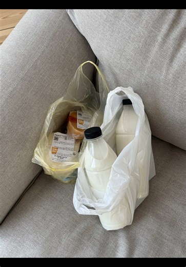 Podržimo naše poljoprivrednike ❤️ Dok se po radnjama prodaje mleko u prahu, naši ljudi prosipaju svoje. Ja sam našla način preko druga, mleko stiže direktno od Baneta iz Čuruga za Novi Sad. Ako znate još nekog kome je potrebna podrška, pišite u komentarima da se povežemo i kupujemo domaće🙌🏽 @baneradisic_ kontakt za mleko kome treba iz NS #teic #poljoprivrednici #domacemleko #mleko #domaciproizvodi