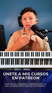 Si siempre practicas los acordes en una sola tonalidad, este método te está frenando 👀 Con el círculo de cuartas puedes entrenar tu oído, tus manos y tu mente para tocar acordes con seguridad en cualquier tono. No es tocar por memoria. Es entender el movimiento. Es pensar como músico. Este método de estudio es clave para volverte más sólido, más libre y mucho más experto en el piano. 💡 Practícalo todos los días, aunque sea 10 minutos. 👉 En mis cursos te enseño este y muchos más métodos paso a