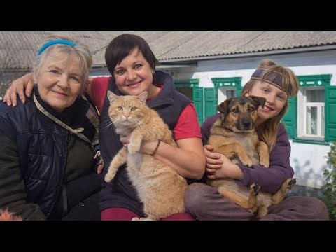 Village life in Ukraine 🏠Grandmother daughter and granddaughter live alone in a Ukrainian village