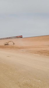 Une autre vidéo trouvée sur net concernant le 1er train d'essai spécial marchandise Béchar - Tindouf - غار جبيلات 950 km oran bechar Tindouf gara djebilet 1650 km la plus longue ligne ferroviaire en Algérie 💙 💪💙🧡 #railway #ferroviaire #locomotive #dieselpower #diesel #railfanning #algeria #sahara #Tindouf #tourisme #minerais #fer #transport #economy #railroad #voyage #transportation #trains | Ma Photographie Ferroviaire