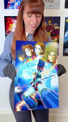 🚀✨ Toute l’équipe réunie pour défendre la Terre ! Ce tableau Goldorak et l’équipe rend hommage à la légende de Goldorak. Actarus, Alcor, Vénusia… réunis autour du robot mythique prêt à lancer le Fulguropoing ⚡ L’impression métal ultra brillante intensifie les couleurs rétro, sublime les détails des armures et donne une profondeur spectaculaire aux scènes de combat. Résultat : une pièce murale puissante, nostalgique et iconique, parfaite pour une déco pop culture affirmée. 🎁 Cadeau parfait pour