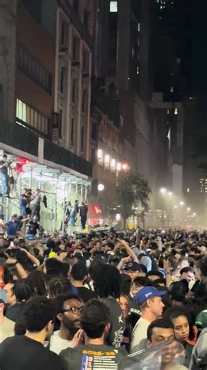 KNICKS FANS PARTY ON 7TH AVENUE!