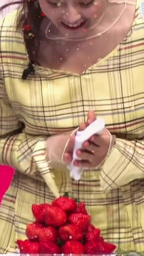 博多あまおうを楽しむ今田美桜ちゃんの食事